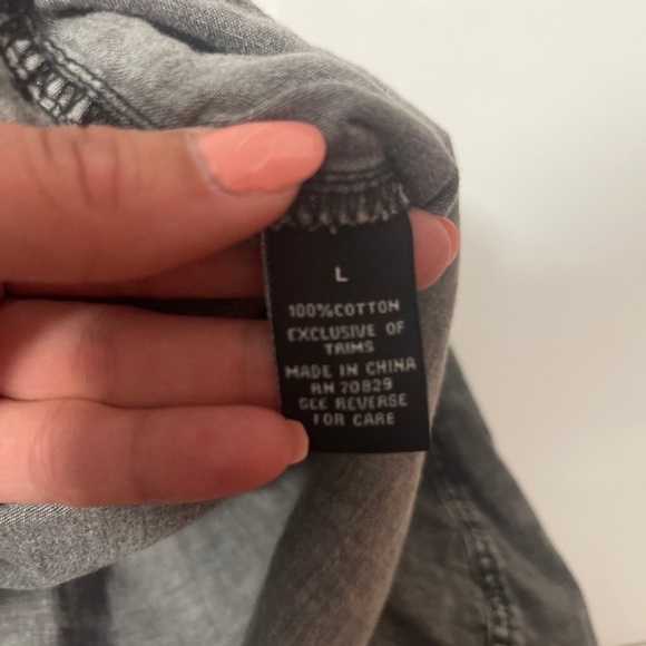 Men’s short sleeve distressed black/gray button down in large - Picture 4 of 6